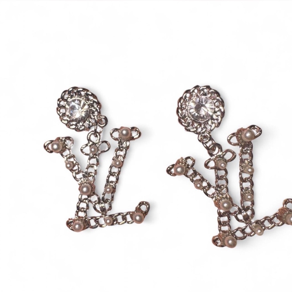L V Elegant Silver and Pearl Earrings